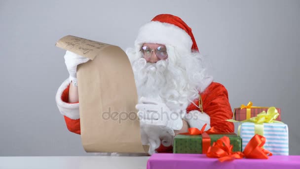 Weihnachtsmann liest Brief eines Kindes vor 50 fps — Stockvideo