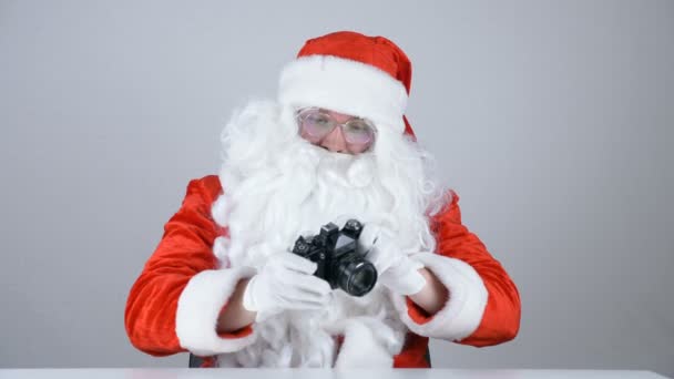 Santa Claus takes a picture on an old camera 50 fps — Stock Video