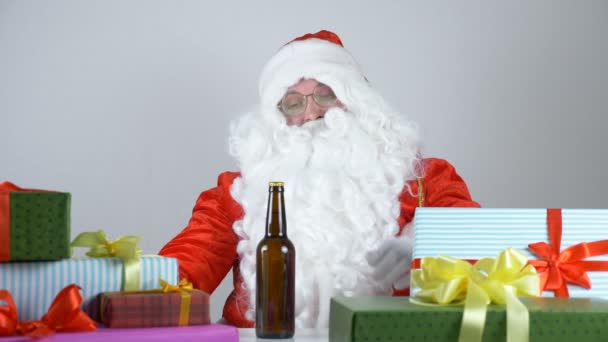 Santa Claus no pudo abrir una botella de cerveza 50 fps — Vídeos de Stock