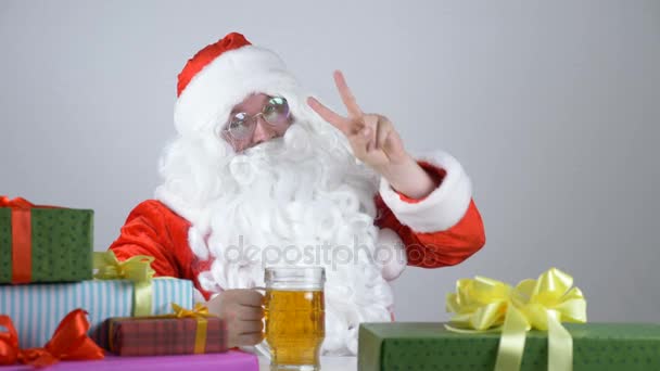 Santa Claus muestra una señal de paz y bebe una cerveza 50 fps — Vídeos de Stock