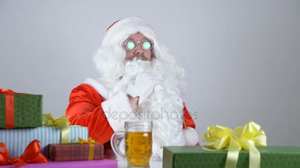 Papai Noel tira a barba e bebe cerveja 50 fps — Vídeo de Stock