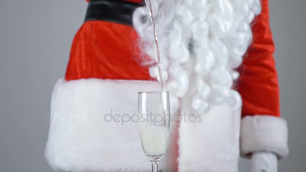 Santa Claus χύνει σαμπάνια σε ένα ποτήρι 50 fps — Αρχείο Βίντεο