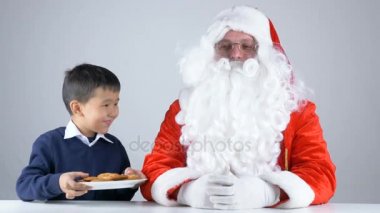 Çocuk kurabiyeleri Noel Baba 50 fps için getiriyor.