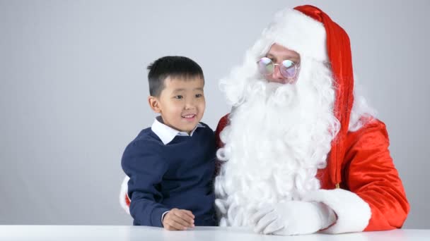 Ребенок обнимает Санта Клауса на 50 кадров в секунду — стоковое видео