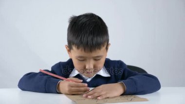 Çocuk bir mektup Noel Baba 50 fps için yazar.