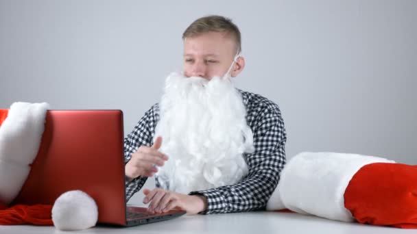 Giovane ragazzo con la barba di Babbo Natale pensando 50 fps — Video Stock