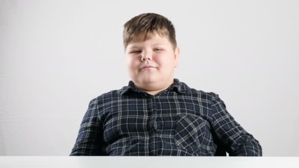 年轻的胖男孩显示出像标志。50 fps — 图库视频影像