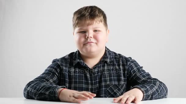 Fiatal kövér fiú nem mutatja jelét 50 fps — Stock videók
