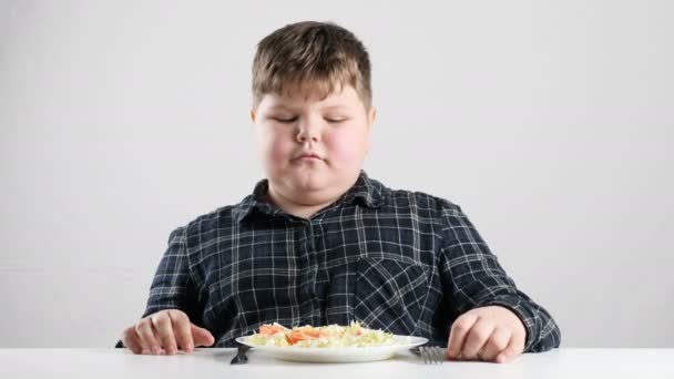 Young fat boy refuses to eat a salad 50 fps — Stock Video