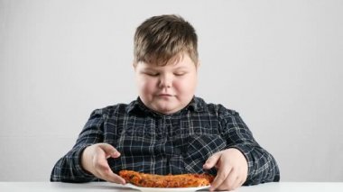 Genç şişman çocuk pizza yiyor 50 fps