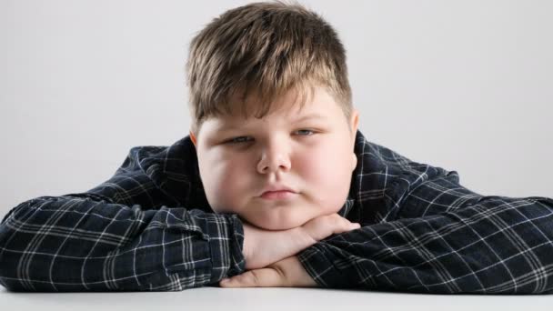 Fiatal kövér fiú fáradt, és untam 50 fps — Stock videók