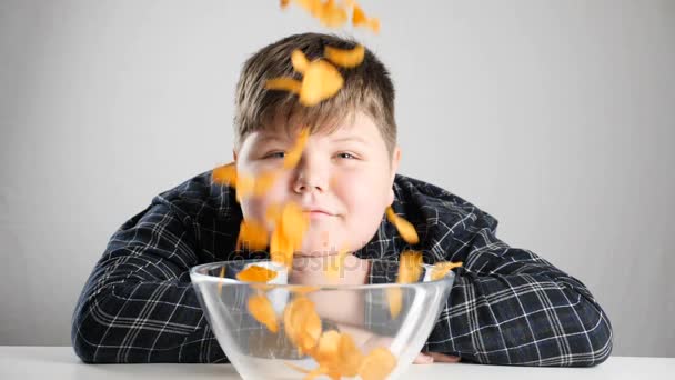 Jonge vet jongen kijkt zoals chips uit de hemel vallen 50 fps — Stockvideo