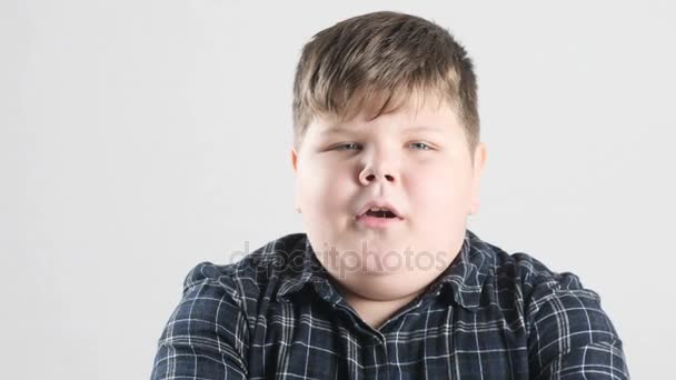Junger fetter Junge gähnt 50 fps — Stockvideo