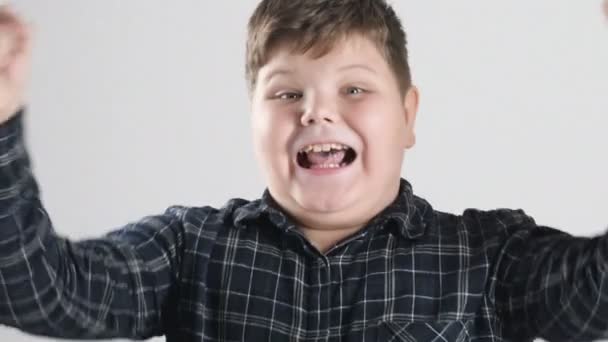 Kleiner dicker Junge jubelt über den Sieg 50 fps — Stockvideo
