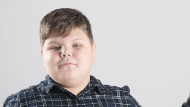 Junger fetter Junge zeigt Hallo Zeichen 50 fps — Stockvideo