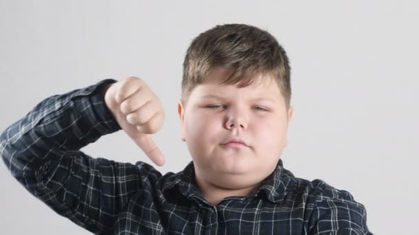 Tlustý chlapec ukazuje nechuť znamení. 50 fps — Stock video