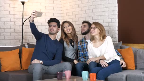 Empresa multinacional sentarse en el sofá y hacer un selfie 50 fps — Vídeos de Stock