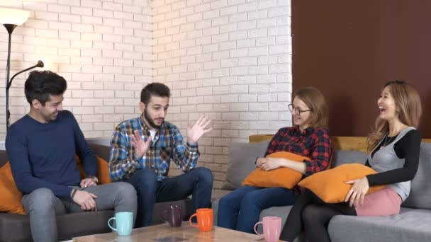 Multinationales Unternehmen sitzt auf der Couch und redet, lacht 50 fps — Stockvideo