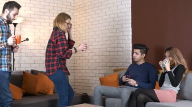 İki çiftler bir kafede toplantı ve kahve 50 fps iç