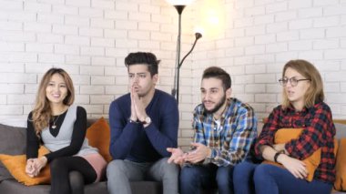 Çok uluslu şirket kanepede oturup şok edici film seyretmek 50 fps