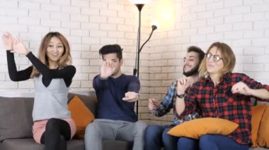 Çok uluslu şirket sit kanepede ve 50 fps dans