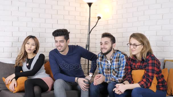 Empresa multinacional sentar no sofá e assistir o filme de comédia 50 fps — Vídeo de Stock