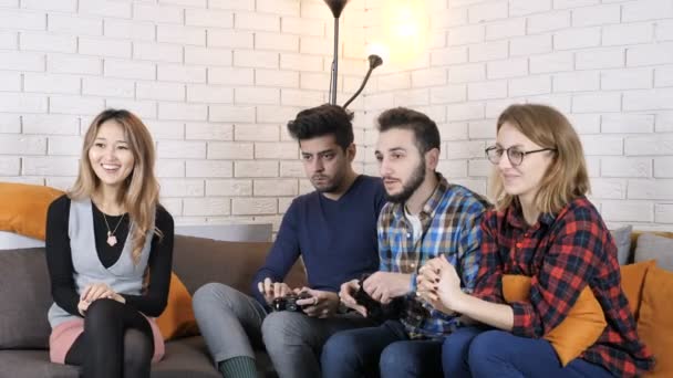 Multinazionale società sedersi sul divano, ragazzi che giocano console gioco 50 fps — Video Stock