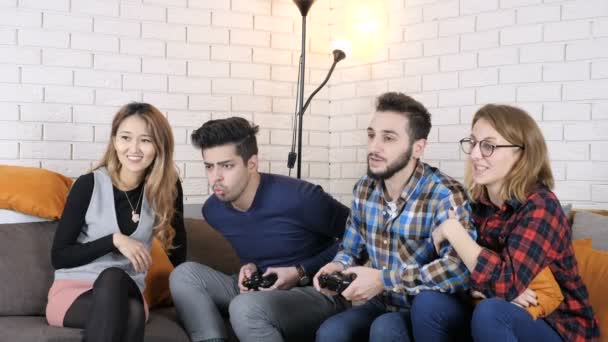 Empresa multinacional sentar no sofá, meninos jogando console 50 fps — Vídeo de Stock