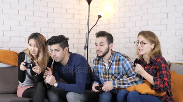 Compagnie multinationale assis sur le canapé, les garçons jouent contre les filles 50 fps — Video