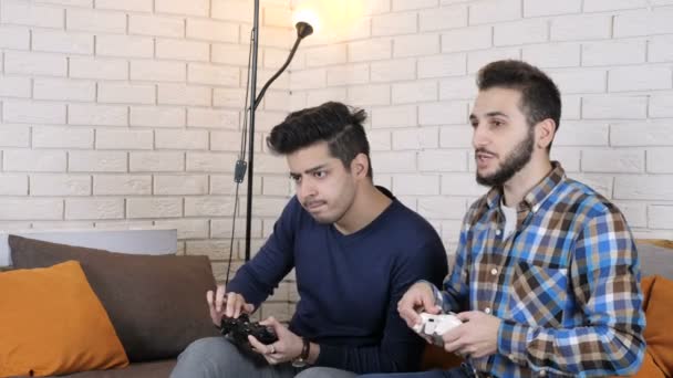 Dos chicos juegan un juego de consola, uno de ellos gana 50 fps — Vídeos de Stock
