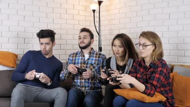 Glada företag spelar i konsolen spelet, flickor mot pojkar, pojkar vinna 50 fps — Stockvideo