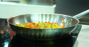 Cook dökme zeytin yağı bir tavada sebze üzerinde.