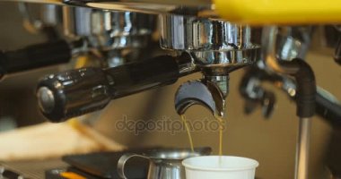 Taze kahve kahve makinesinden çıkıyor yapma, yakın çekim