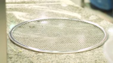 Şef hamur pizza için hazırlar.