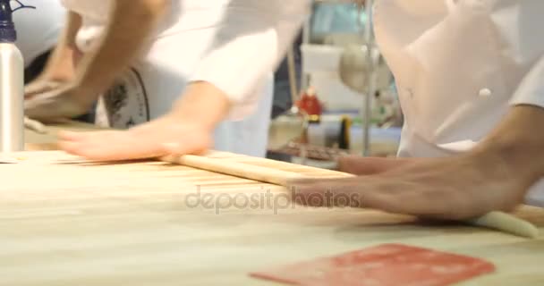 Dos panaderos amasando masa en la mesa — Vídeos de Stock