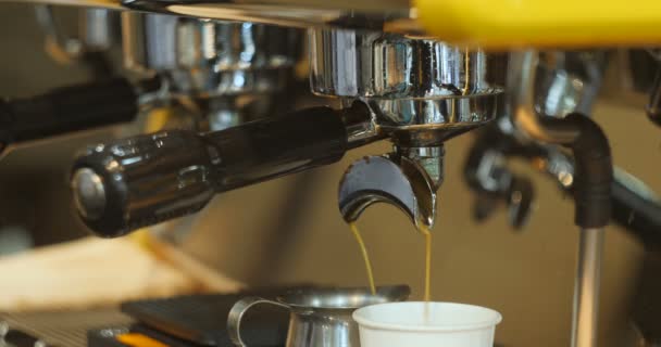 Haciendo café fresco saliendo de una máquina de café, de cerca — Vídeo de stock