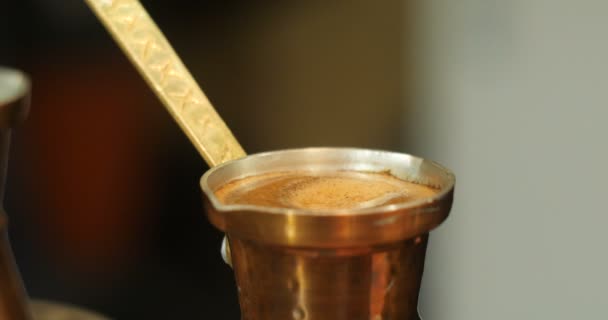コーヒーは、jezve に醸造されています。クローズ アップ — ストック動画