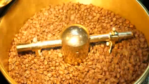 Kahve çekirdekleri altın değirmeni. — Stok video