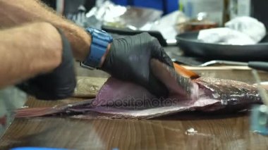 Mens balık fileto kesilmiş siyah eldiven eller