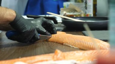 Siyah eldiven kesim balık fileto küçük parçalar halinde Mens eller