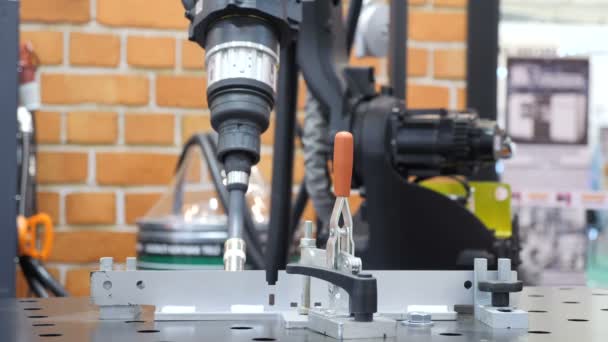 Robotic welding arm, demonstration mode — Stock Video