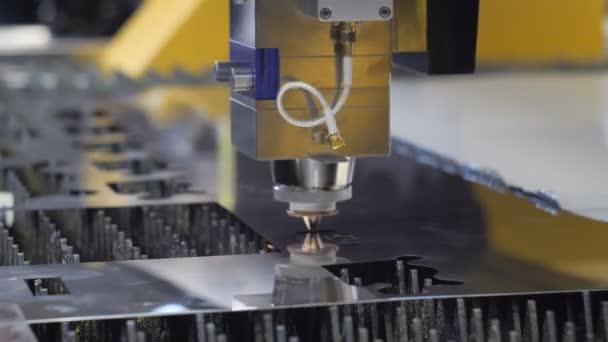 Blech schneiden. Automatisierung des Prozesses. automatische Arbeit für die Eisenbearbeitung. — Stockvideo