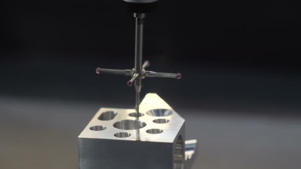 Автоматический трехмерный сканер позволяет измерять металлические детали — стоковое видео