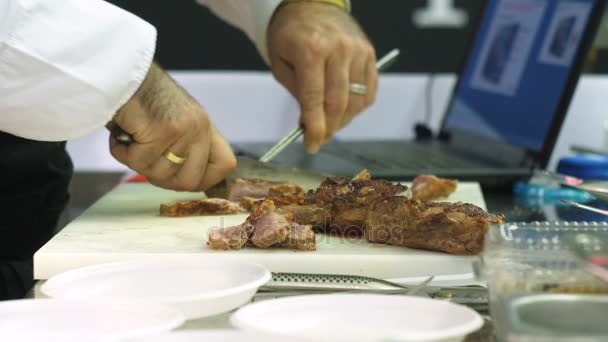 Kiev, Ucraina - 08 novembre 2017: Cook taglia carne sulla tavola — Video Stock