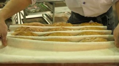 Fırıncı hamur parçaları özel bir pişirme çanağı koyar.