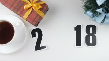 İllüstrasyon, yeni yıl, bir Amerika Birleşik Devletleri bayrağı, cauntry top, erkek el koymak masaya 2018