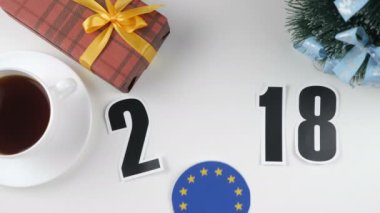 İllüstrasyon, yeni yıl, bir Avrupa Birliği bayrağı, cauntry top, erkek el koymak masaya 2018