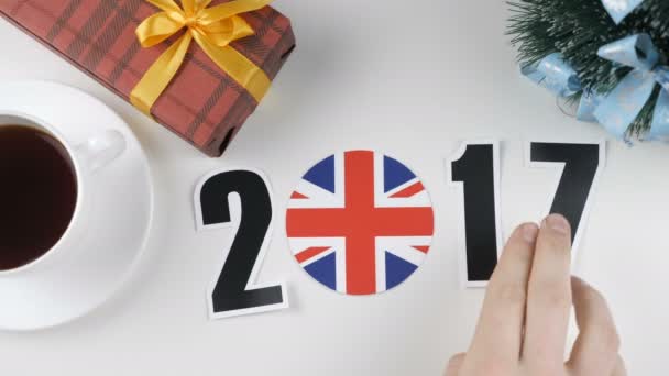 Ilustración, año nuevo, la mano masculina cambia el año de 2017 a 2018, bandera de Inglaterra, bola de cauntry . — Vídeos de Stock