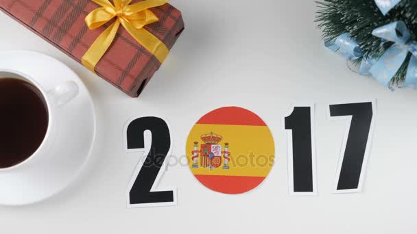 Иллюстрация, Новый год, мужская рука меняет год с 2017 по 2018 год, флаг Испании, шар каунтри . — стоковое видео