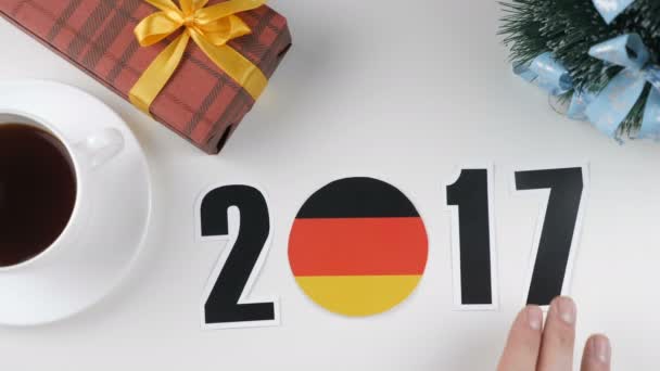 Ilustração, ano novo, mão masculina muda o ano de 2017 para 2018, bandeira alemã, bola de cauntry . — Vídeo de Stock
